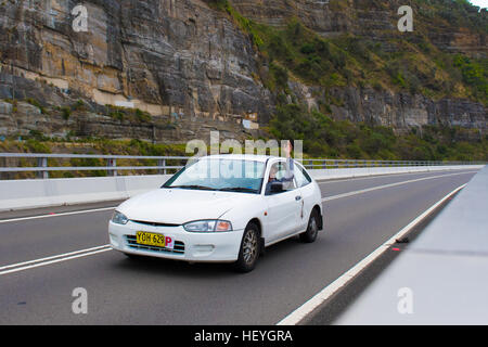 Clifton, Australien 18. Dezember 2016: The Sea Cliff Bridge ist eine ausgewogene Cantilever-Brücke befindet sich in der nördlichen Illawarra Region New South Wales. Die Brücke im Wert von $ 52 Millionen verbindet die Küsten Vororte von Coalcliff und Clifton. Abgebildet sind die Menschen über die Brücke fahren. Stockfoto