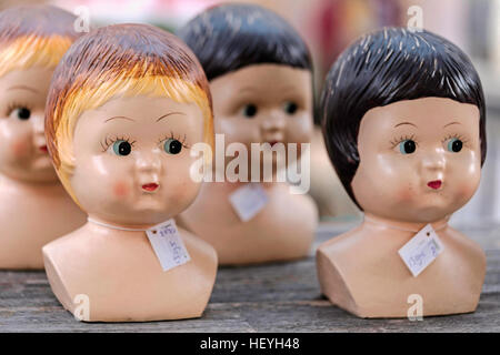 Vintage Puppe leitet zum Verkauf an einem Straßenstand auf dem Dickens-Festival in Deventer, Overijssel, Niederlande. Stockfoto