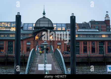 Altona Fischmarkt ferry Pier, Hamburger Hafen an der Elbe, Hamburg, Deutschland Stockfoto