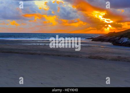 eine Flussmündung und Strand auf Crantock Beach in Newquay, Cornwall, UK Stockfoto