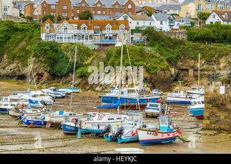 Boote im malerischen Hafen von Newquay in Cornwall, Großbritannien Stockfoto