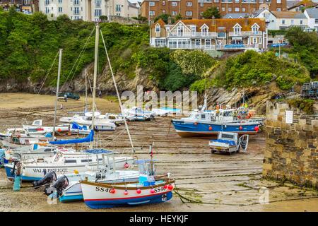 Boote im malerischen Hafen von Newquay in Cornwall, Großbritannien Stockfoto