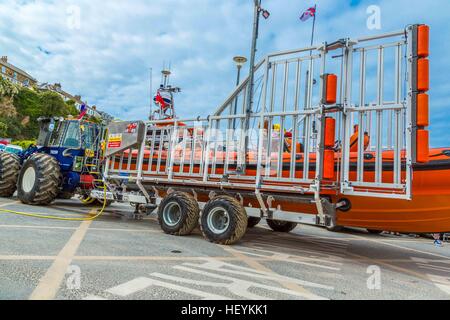 Die RNLI in Aktion in eine Rettung in Newquay Hafen im Jahr 2015 Stockfoto