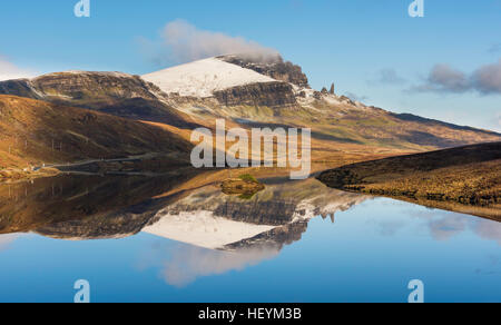 Old Man of Storr spiegelt sich in Loch Fada, Isle Of Skye, Schottland, Vereinigtes Königreich Stockfoto