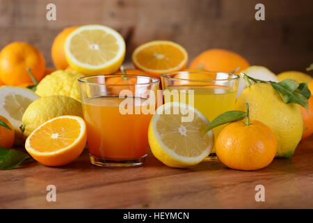 Säfte aus Zitrusfrüchten mit Obst herum auf den Tisch Stockfoto