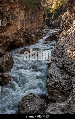 Russland, Republik Adygea. Grobe Fluss in Khadzhokhsky Schlucht. Herbst. Stockfoto