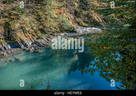 Russland, Republik Adygea. White River in das Dorf Guzeripl. Stockfoto