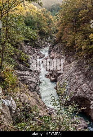 Russland, Republik Adygea. White Mountain River in der felsigen Schlucht. Granite Canyon. Stockfoto