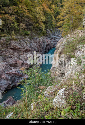 Russland, Republik Adygea. White Mountain River in der felsigen Schlucht. Granite Canyon. Stockfoto