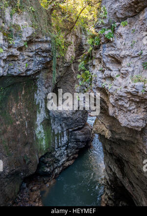 Russland, Republik Adygea. Grobe Fluss in Khadzhokhsky Schlucht. Herbst. Stockfoto