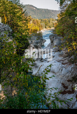 Russland, Republik Adygea. Grobe Fluss in Khadzhokhsky Schlucht. Herbst. Stockfoto