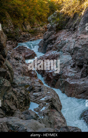 Russland, Republik Adygea. White Mountain River in der felsigen Schlucht. Granite Canyon. Stockfoto