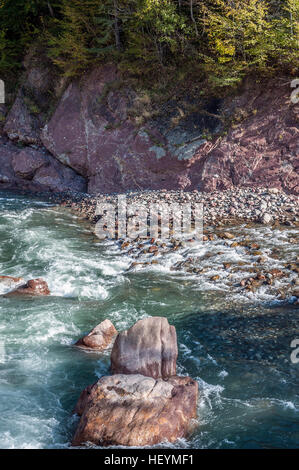 Russland, Republik Adygea. White Mountain River in der felsigen Schlucht. Granite Canyon. Stockfoto