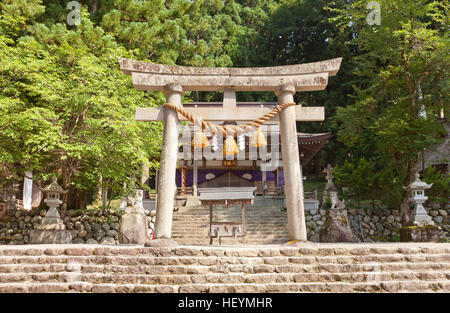 Torii-Tor von Shirakawa Hachiman Shinto-Schrein in Ōgimachi Gassho Stil Dorf Shirakawa-Go Bezirk. Der UNESCO Stockfoto