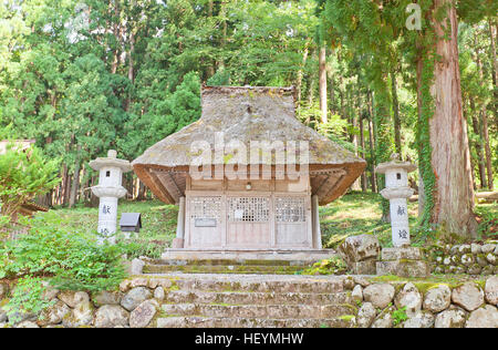 Shakado Hall (1627) von Shirakawa Hachiman Shinto-Schrein in Ōgimachi Gassho Stil Dorf Shirakawa-Go Bezirk Stockfoto