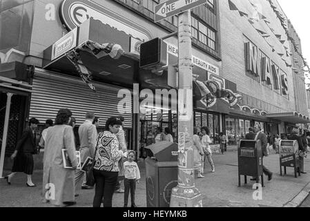 New York, NY - 15. Mai 1987 - Shopper außerhalb Mays Kaufhaus auf der 14th Street, Union Square © Stacy Walsh Rosenstock Stockfoto