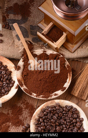 Kaffeepulver in Holzschale Stockfoto