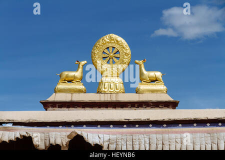 Lhasa, Tibet, China - der Blick auf das Goldene Dachl des Romoche-Tempels in der Tageszeit. Stockfoto