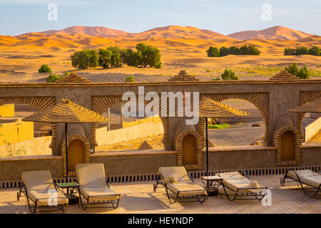 Riad-Terrasse am Rande der Sahara-Wüste in Merzougha, Marokko Stockfoto