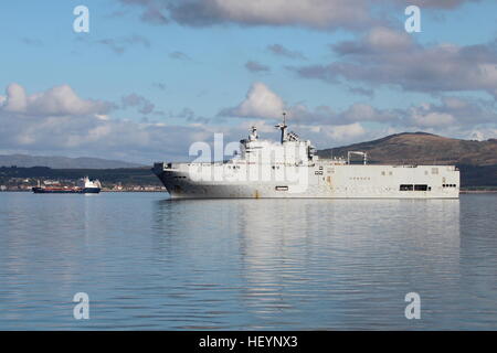 FS Tonnerre (L9014), ein Mistral-Klasse Angriff Schiff der französischen Marine aus Greenock vor der Übung Joint Warrior 16-2. Stockfoto