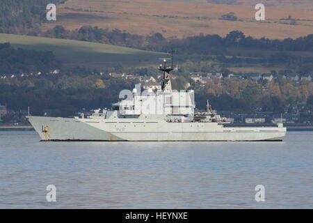 HMS Tyne (P281), ein Patrouillenboot River-Klasse der Royal Navy, während der Aufbau der Übung Joint Warrior 16-2. Stockfoto