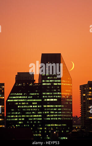 Die Innenstadt von Bürogebäuden konzentrieren sich auf Glasfenster mit sich wiederholenden Mustern und Halbmond, Seattle Washington State USA Stockfoto