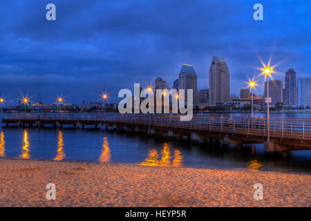 Skyline von Downtown San Diego vom Strand auf Coronado Island vor der Morgendämmerung Stockfoto