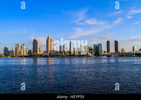 Skyline von Downtown San Diego an einem sonnigen Tag Stockfoto