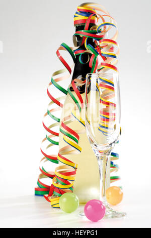 Champagner-Flasche und Glas mit Luftschlangen Stockfoto