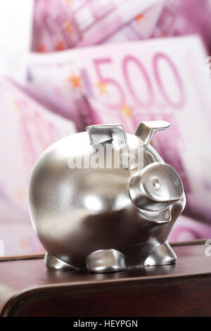 Silber Sparschwein, 500-Euro-Scheine (zurück) Stockfoto