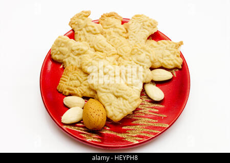 Rote Platte mit Spekulatius-Keksen und Mandeln Stockfoto