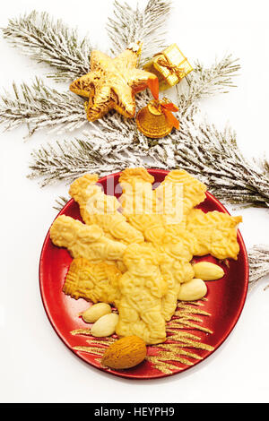 Rote Platte mit Spekulatius Cookies und Mandeln, Tanne Zweig, Weihnachtsdekoration Stockfoto