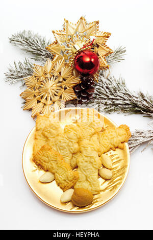 Goldene Platte mit Spekulatius Cookies und Mandeln, Tanne Zweig, Weihnachtsdekoration Stockfoto