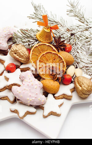 Sternförmiger Teller mit Zimt Sterne Keksen, Lebkuchen, Weihnachtsdekoration Stockfoto