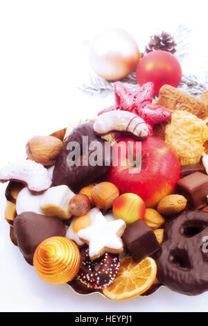 Reich verzierte Urlaub Wüste Teller mit Lebkuchen, sternförmige Zimt Cookies, Nuts, Spekulatius Kekse und Apfel Stockfoto