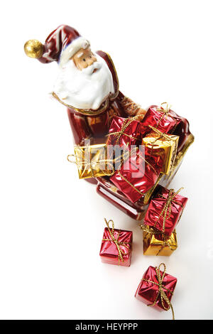Santa Claus liefert kleine verpackte Geschenke, Weihnachtsdekoration Stockfoto