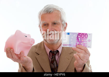 Ältere Mann Betrieb Sparschwein und Euro-Bargeld Stockfoto