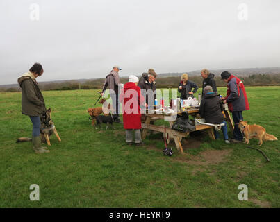 Wanderer auf South Downs mit einem Picknick am Weihnachtstag Morgen Hund Stockfoto