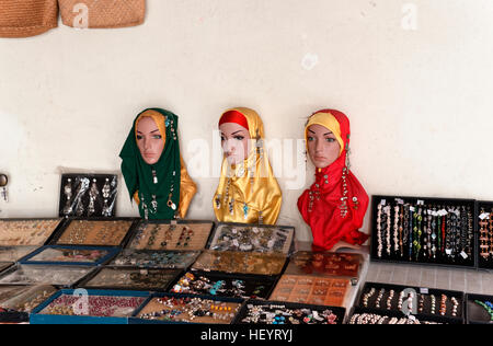 Traditionelle muslimische Frauenkopf ware Hijabs in malaysischen Marktständen verkauft Stockfoto