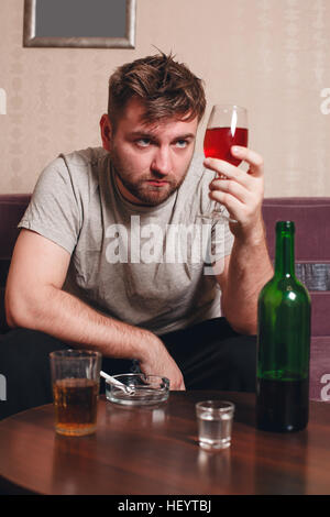 Grunge-Mann mit Glas Alkohol Stockfoto