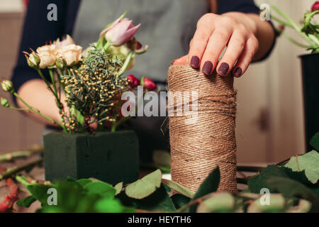 Frau, die verschiedenen modernen Blumenstrauß erstellen Stockfoto