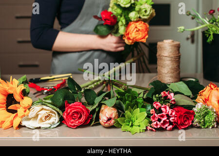 Blumengeschäft mit Strauß Rosen bei der Arbeit. Stockfoto