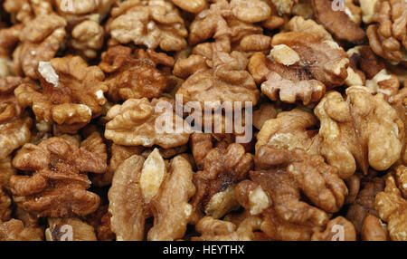 Geschälte Walnüsse auf Retail-Markt, Nahaufnahme, Hintergrund, Vogelperspektive, erhöhten Draufsicht Stockfoto
