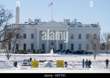 Nördlichen Portikus des weißen Hauses, mit Schnee. Washington Monument ist im Hintergrund. Gelbe Schilder im Vordergrund markieren Anti-Atom Stockfoto