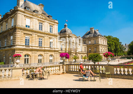 Menschen vor dem Palais du Luxembourg im Sommer, Luxenburg Gärten entspannen Stockfoto