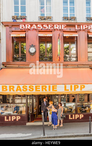 Straßenszene vor Brasserie lipp Stockfoto