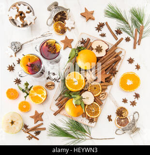 Glühwein. Heiße rote Punsch Zutaten Obst und Gewürzen. Weihnachts-Essen und Getränke. Stillleben-Draufsicht Stockfoto