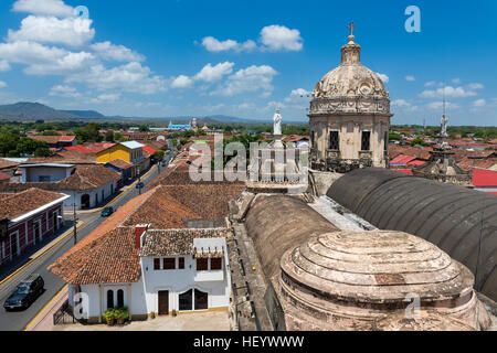 Blick auf die Kolonialstadt Granada in Nicaragua, Mittelamerika, vom Dach des La Merced Kirche (Iglesia De La Merced) Stockfoto