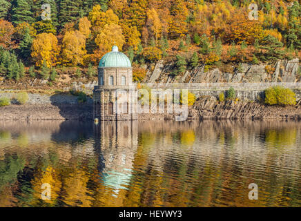 Garreg Ddu Elan Valley Reservoir in der Mitte von Wales an einem sonnigen Herbsttag Stockfoto