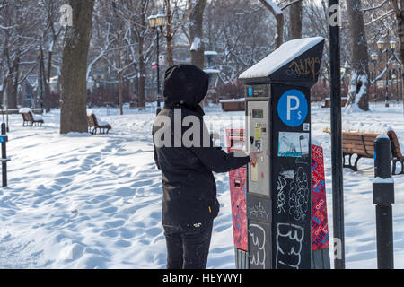 Montreal, CA - 17. Dezember 2016: Frau bezahlen für das Parken in der Nähe von Square Saint-Louis, im Winter. Stockfoto